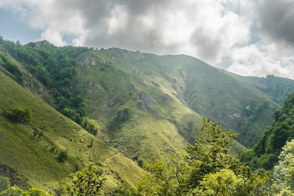 Quels sont les meilleurs hébergements en Bretagne pour des vacances avec des ateliers de cuisine et des balades en bateau?